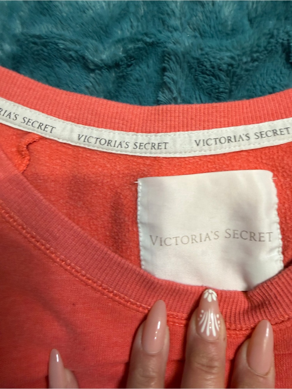Victoria’s Secret Women’s Large Coral Lips Graphic Sweatshirt 2010s - Picture 2 of 6